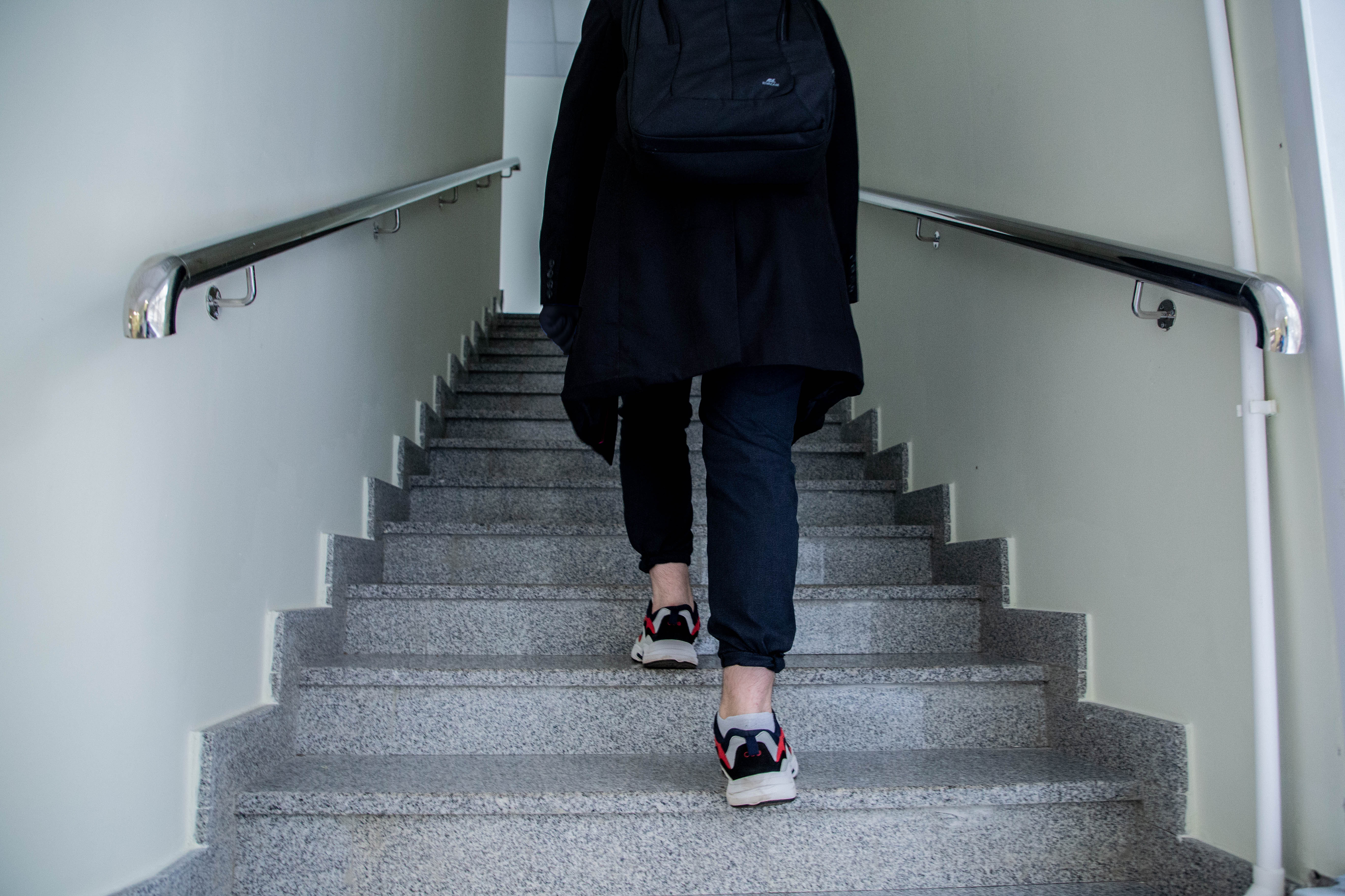 Жительница Твери впустила в дом "водопроводчика" и лишилась денег и золотых сережек