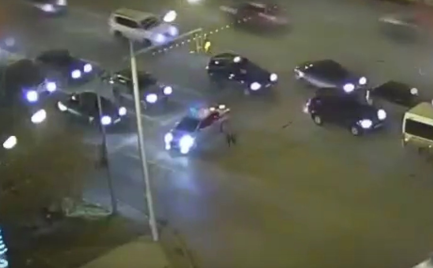 Экипаж ДПС помог пенсионеру перейти через оживленную дорогу