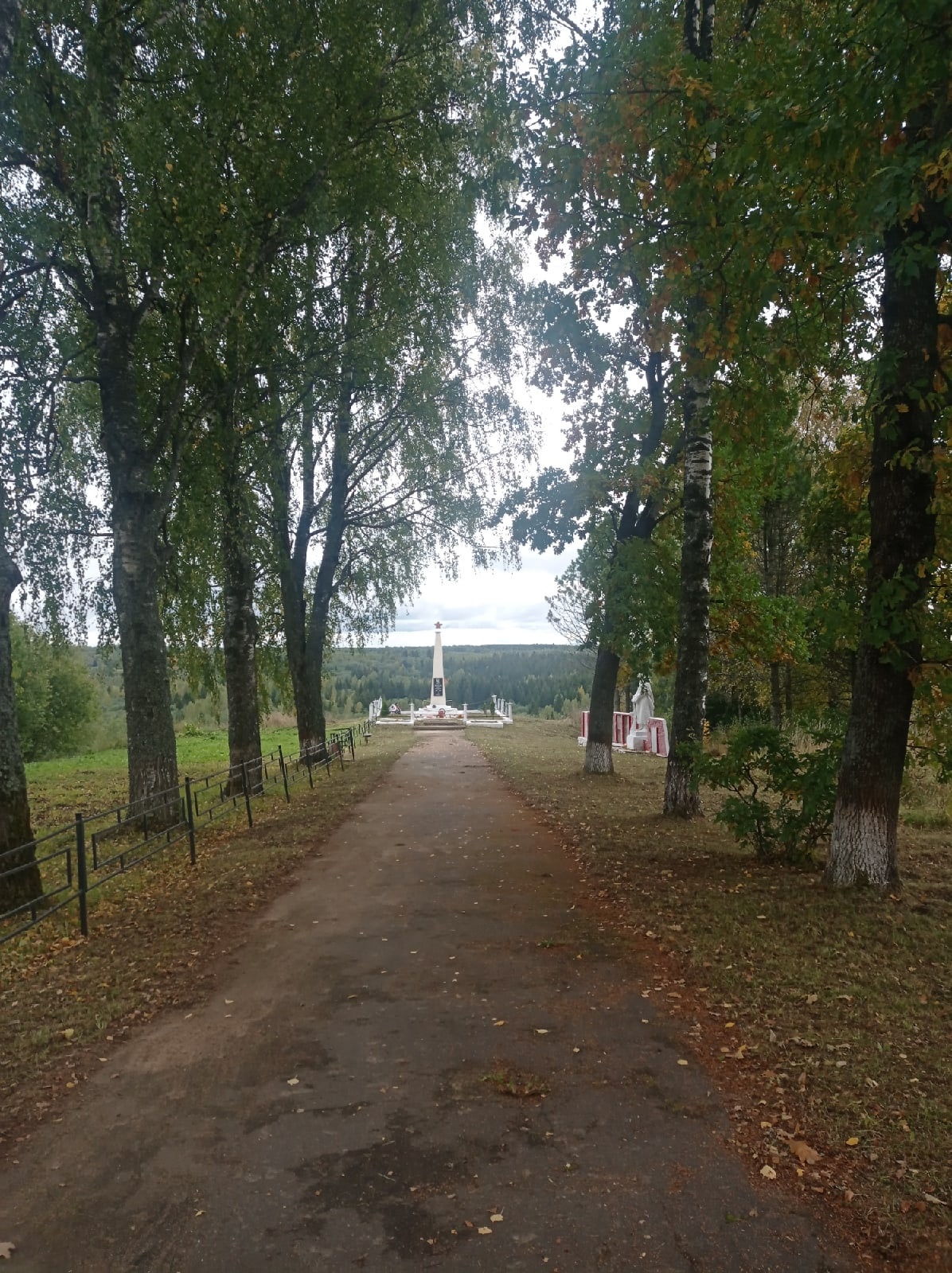 Школьники привели в порядок воинское захоронение в селе Молодой Туд