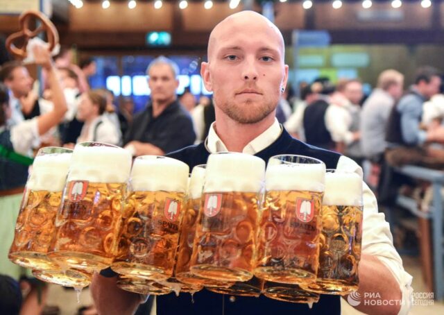 На фестивале в Мюнхене участники исполнили русскую народную песню "Калинка-Малинка"