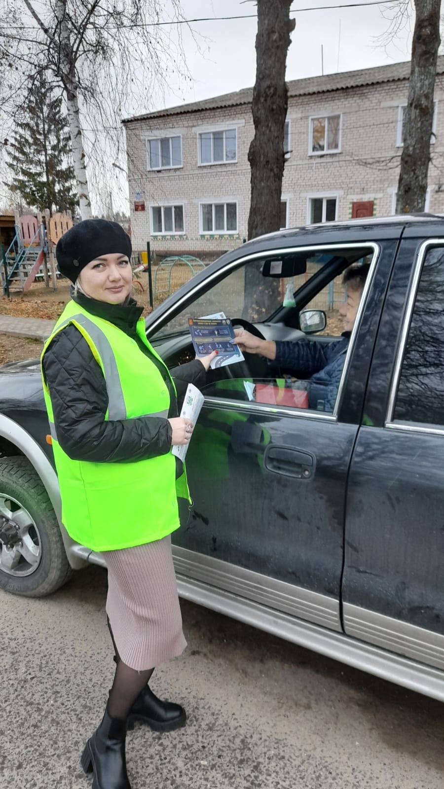 В поселке Сандово родители и сотрудники ГИБДД провели акцию «Автокресло – детям!»