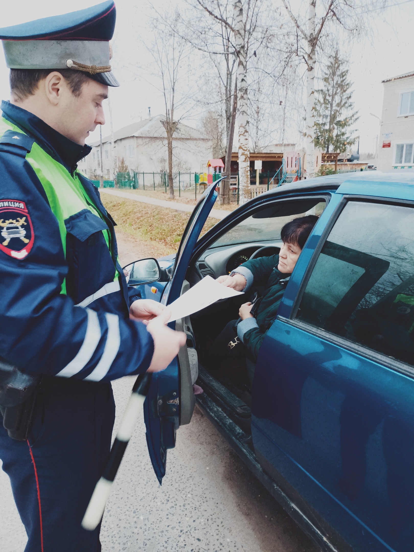 В поселке Сандово родители и сотрудники ГИБДД провели акцию «Автокресло – детям!»
