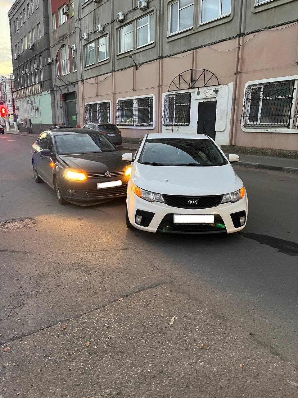 Две иномарки столкнулись на улице Вагжанова в Твери