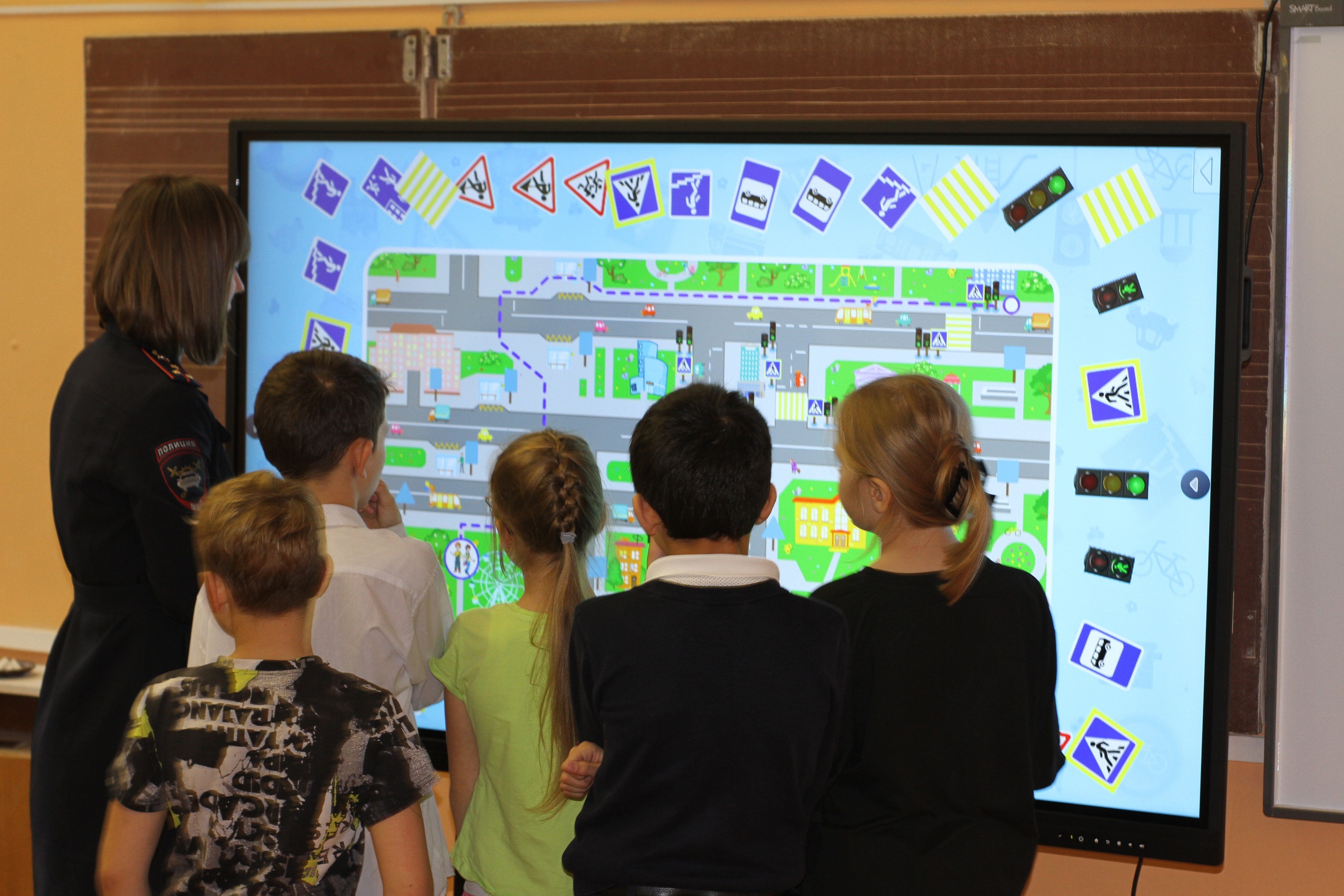 Тверские автоинспекторы провели в одной из школ города квест «Школа пешехода»