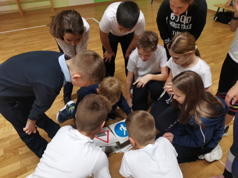 В Твери школьники стали участниками интерактивного мероприятия «Карусель ПДД»