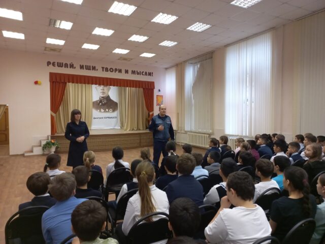 Сотрудники ГИБДД города Твери провели для школьников мероприятие «Стань заметней на дороге»