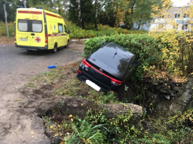 В Твери иномарка уехала в кювет - пострадали два человека