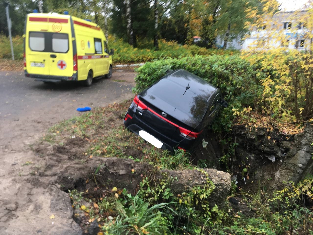 В Твери иномарка уехала в кювет - пострадали два человека