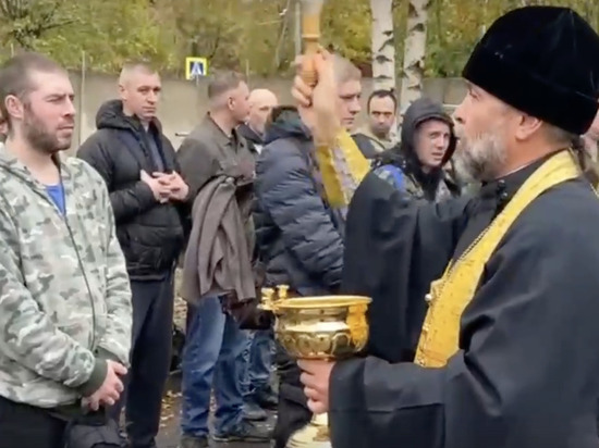 С Богом! Мобилизованных мужчин благословил батюшка С Богом! Мобилизованных мужчин благословил батюшка