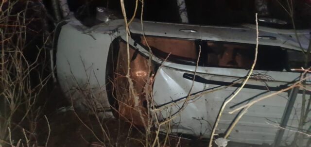 В Тверской области автомобиль уехал в кювет и снес дорожный знак В Тверской области автомобиль уехал в кювет и снес дорожный знак