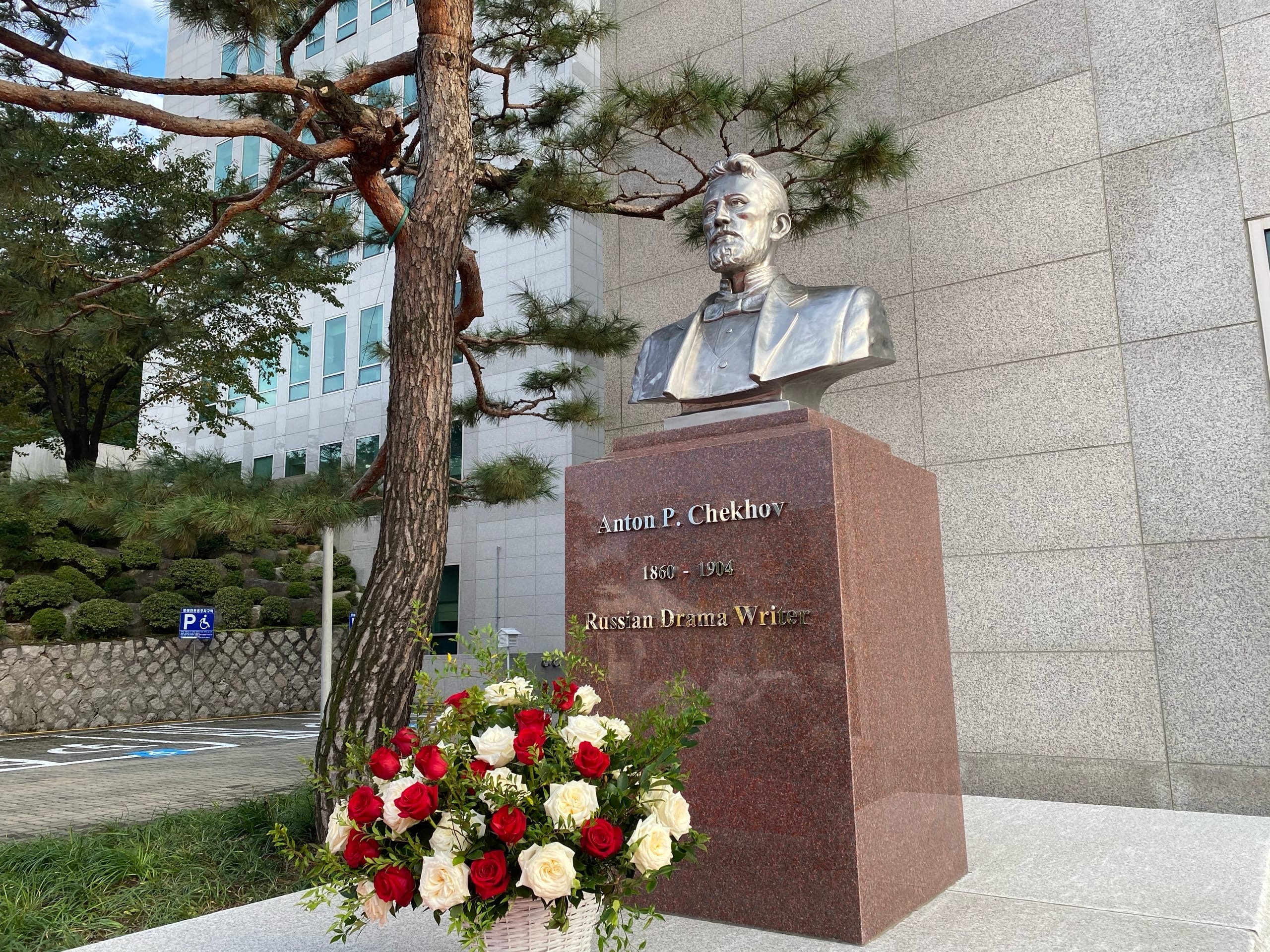 В Южной Корее появилось сразу два новых культурных объекта в память о русских писателях