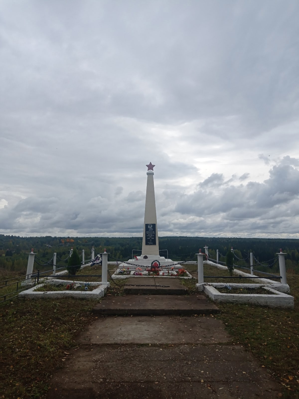 Школьники привели в порядок воинское захоронение в селе Молодой Туд