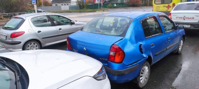 В Твери в аварии с тремя автомобилями пострадал 4-летний ребенок В Твери в аварии с тремя автомобилями пострадал 4-летний ребенок