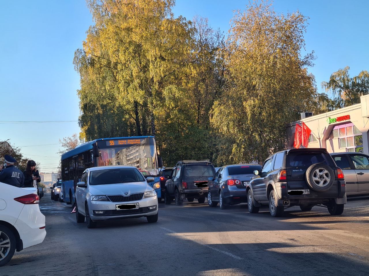 В Твери в аварии пострадал молодой человек на самокате