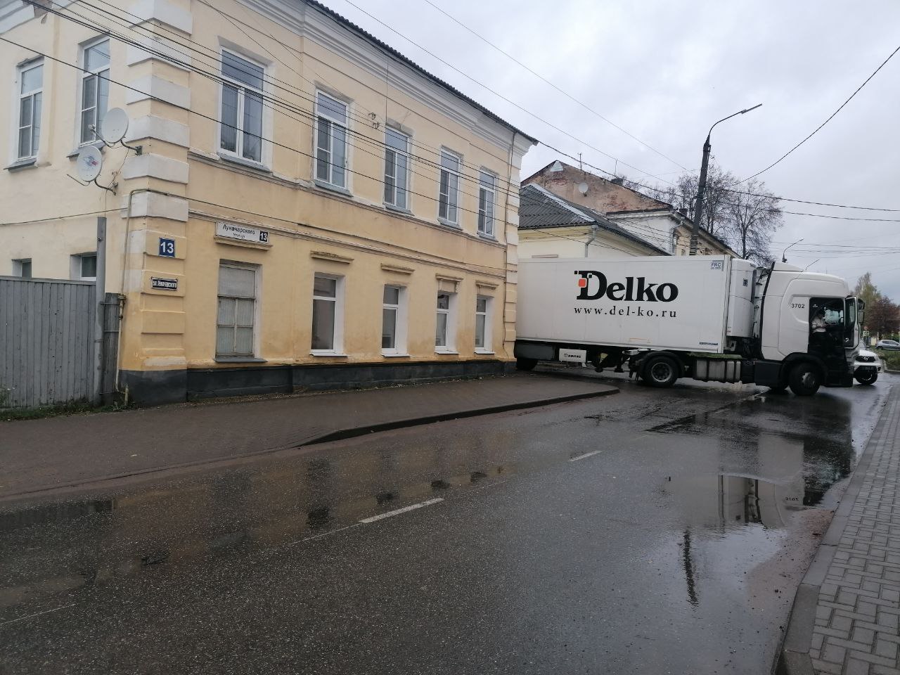 В Торжке мужчина погиб под колесами фуры