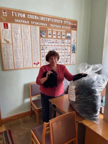 Со всем теплом: ветераны Тверской области вяжут тёплые перчатки и носки для мобилизованных земляков