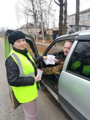 В поселке Сандово родители и сотрудники ГИБДД провели акцию «Автокресло – детям!»