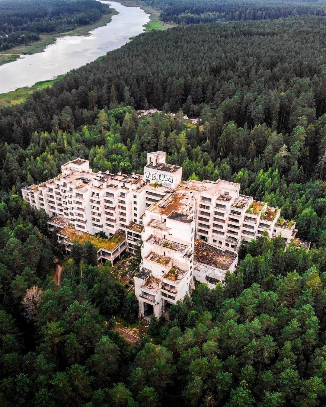 Блогер показала заброшенный санаторий в Тверской области