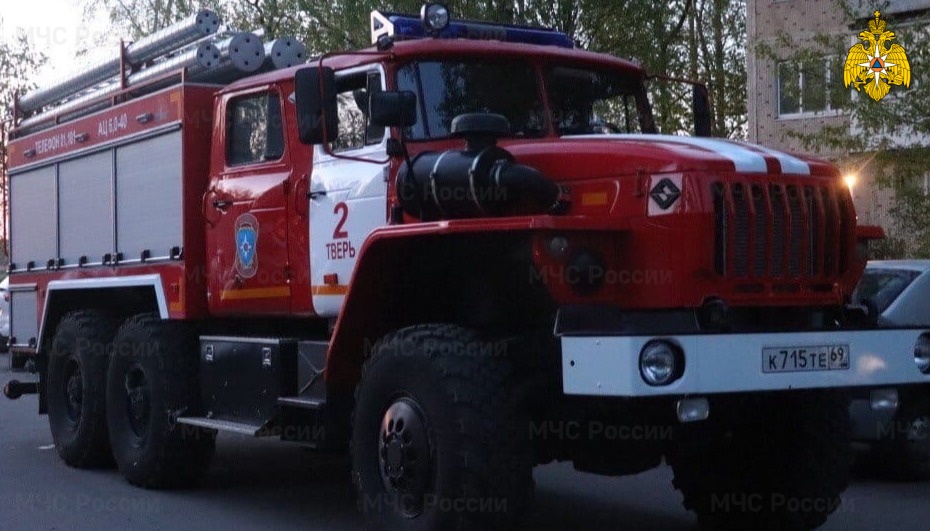 В Твери спасатели вывели мужчину из задымленной квартиры