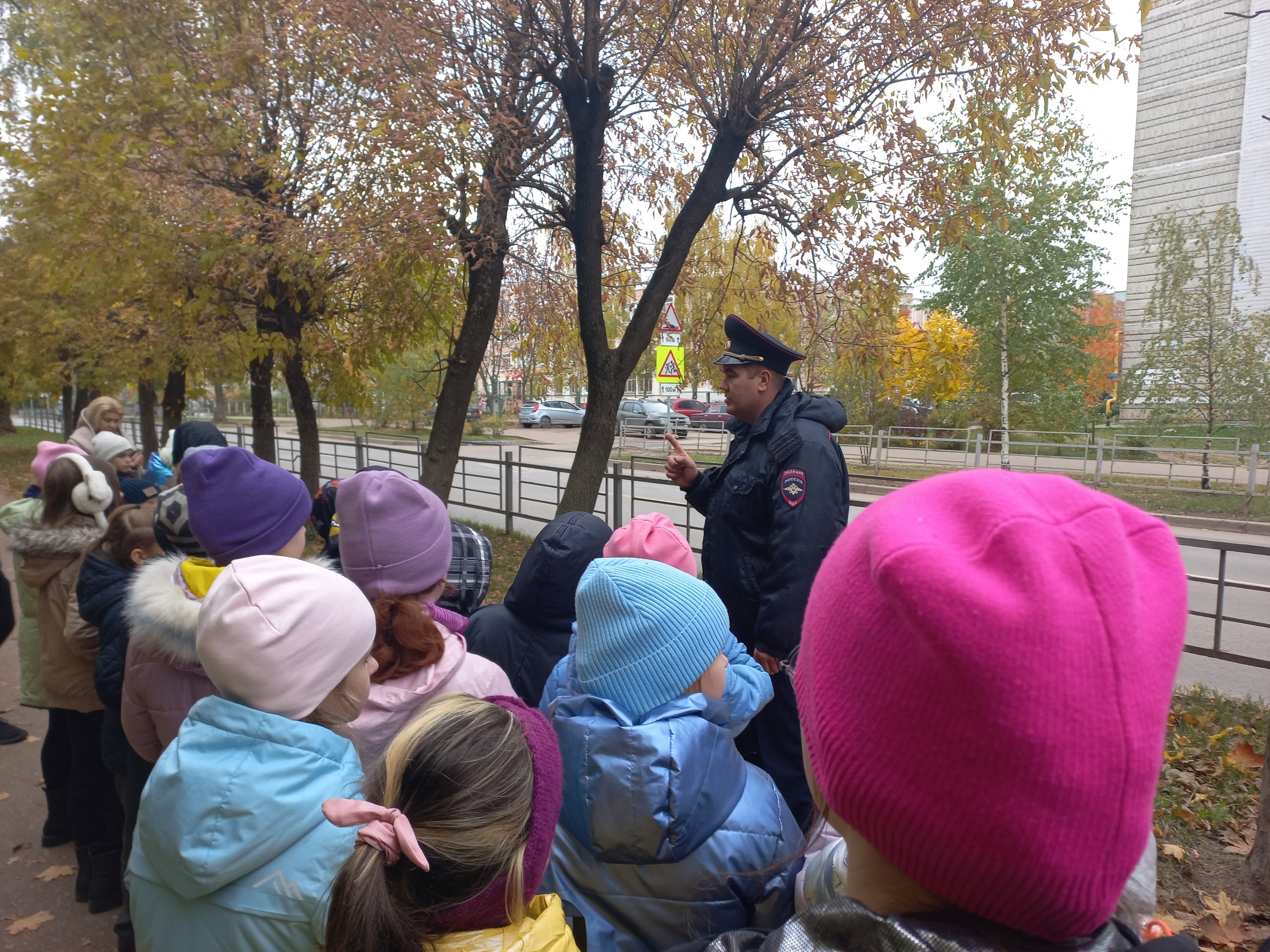 Тверские автоинспекторы провели для школьников акцию «Шагающий автобус»