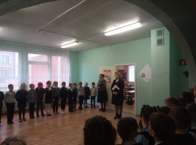 Сотрудники ржевской Госавтоинспекции провели в местной школе мероприятие по ПДД Сотрудники ржевской Госавтоинспекции провели в местной школе мероприятие по ПДД