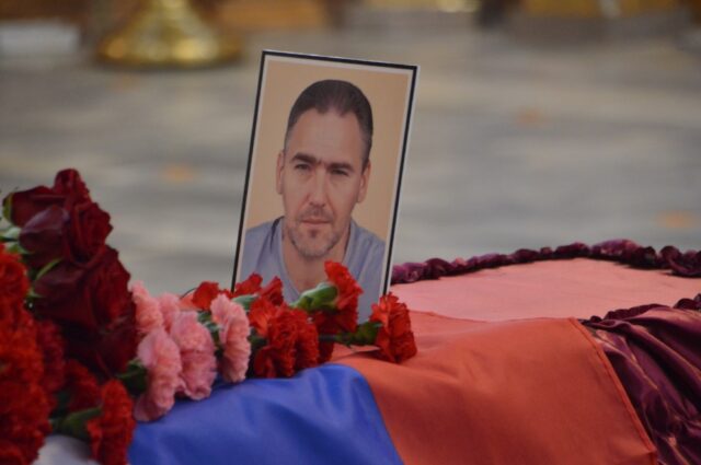 В Твери простились с погибшим в боях на Украине Михаилом Комиссаровым