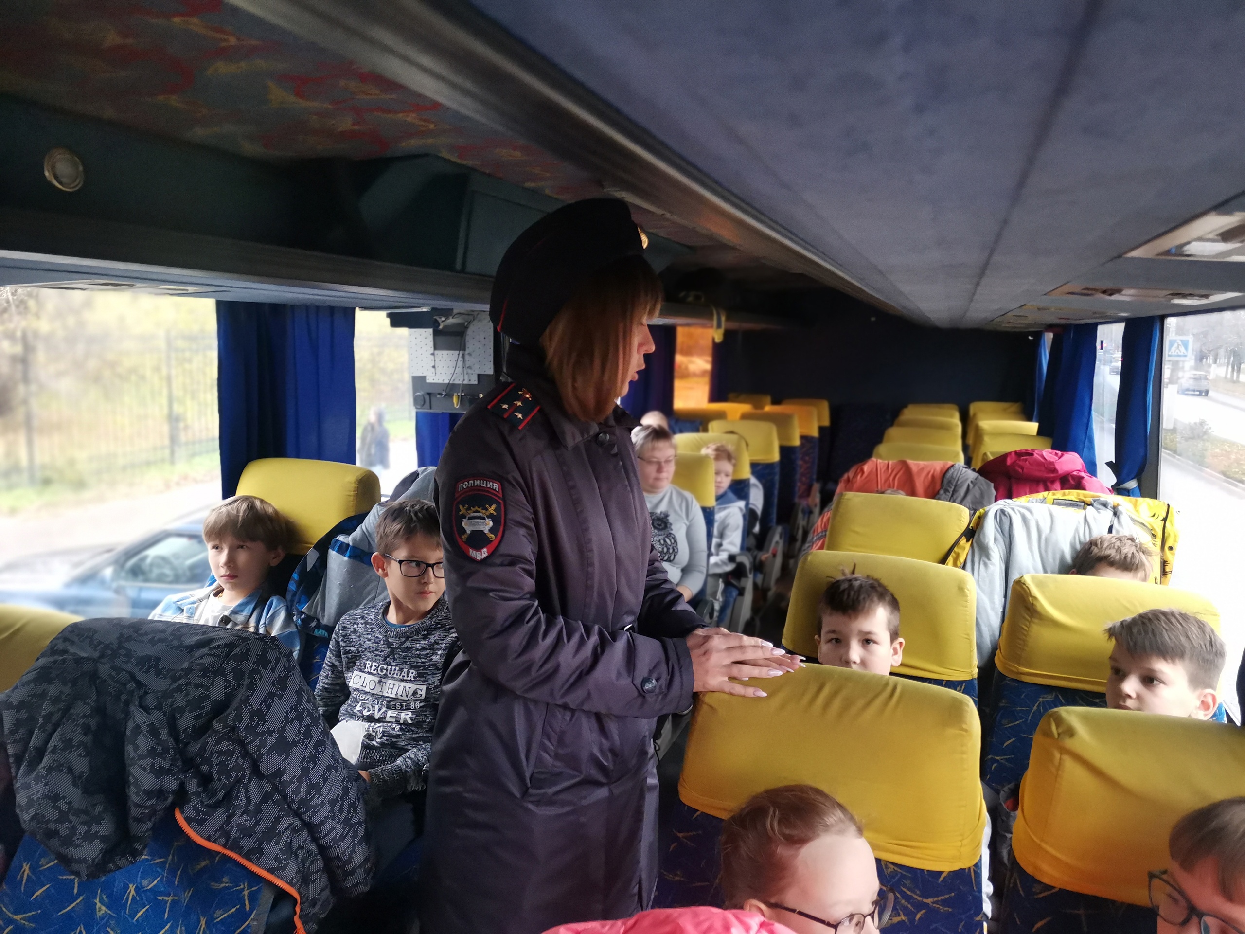В Твери автоинспектор напомнила школьникам правила поведения в автобусе