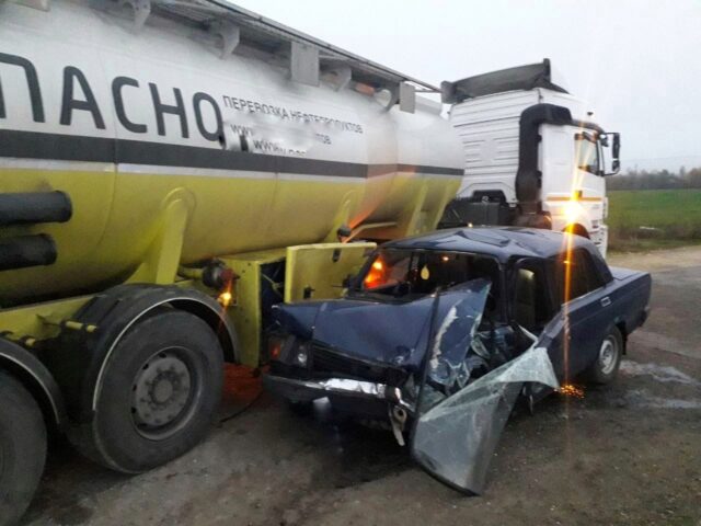 На трассе М-10 в Тверской области столкнулись легковушка и бензовоз