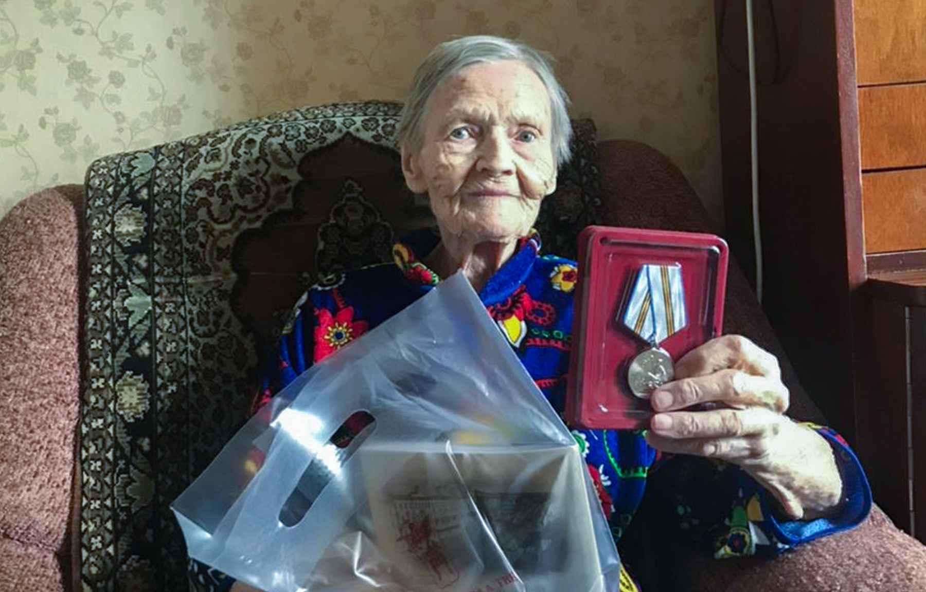 Губернатор Игорь Руденя поздравил со 100-летием ветерана Великой Отечественной войны Анну Андреевну Кузьмину