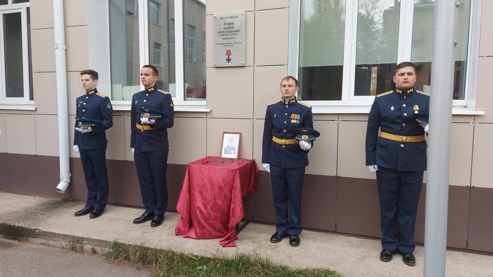 В Бологовском районе на школе открыта мемориальная доска памяти погибшего военнослужащего
