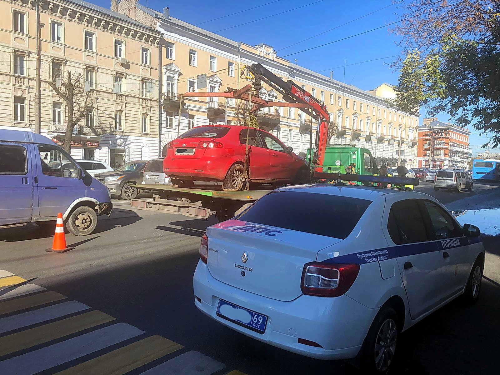 В Твери эвакуируют автомобили, незаконно припаркованные на местах для инвалидов