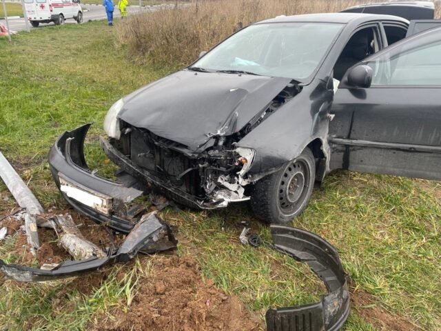 В Тверской области водитель не вошел в поворот и врезался в мачту освещения