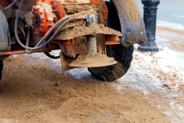 В Твери начали убирать с улиц снег В Твери начали убирать с улиц снег