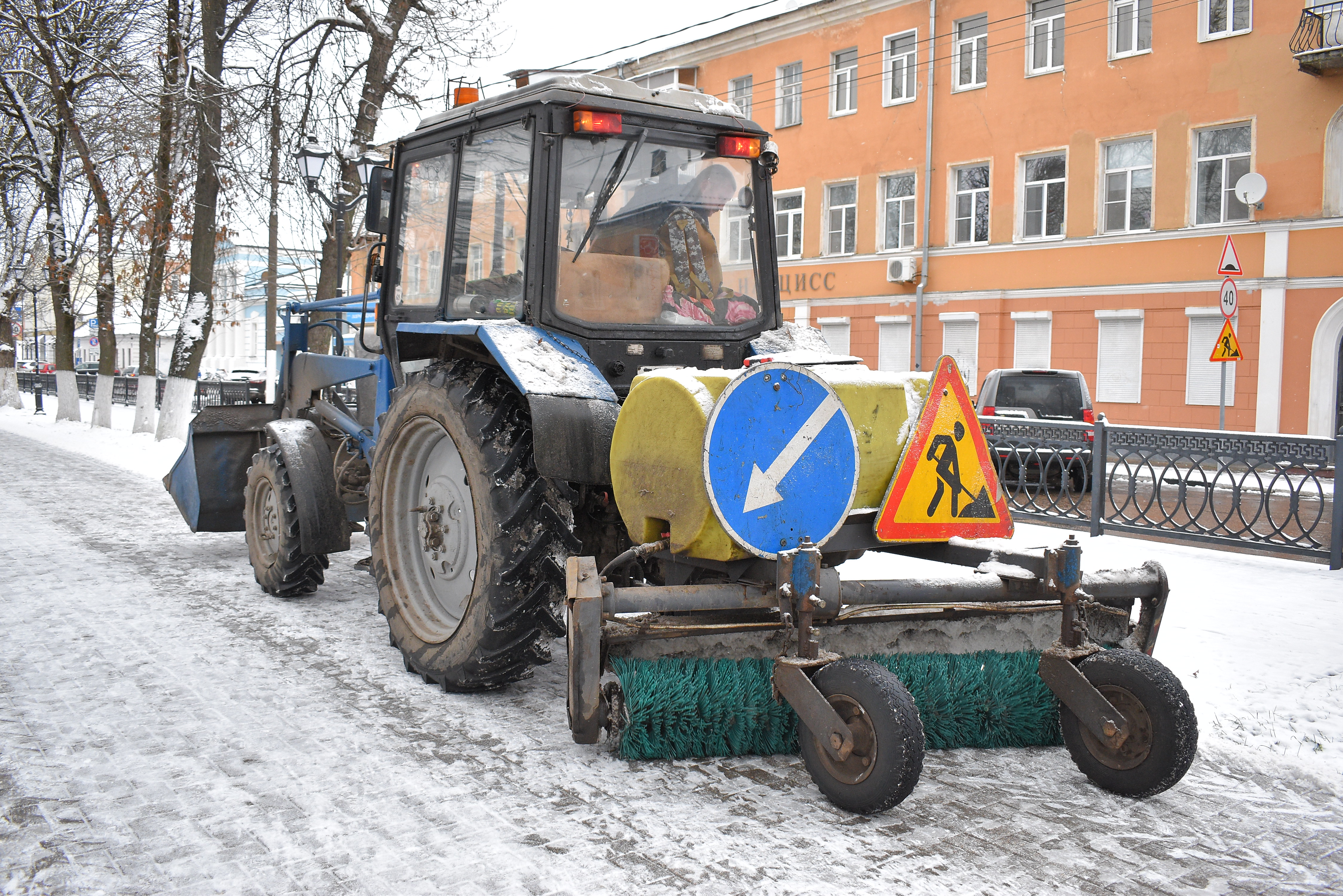 В Твери продолжают убирать снег с улиц