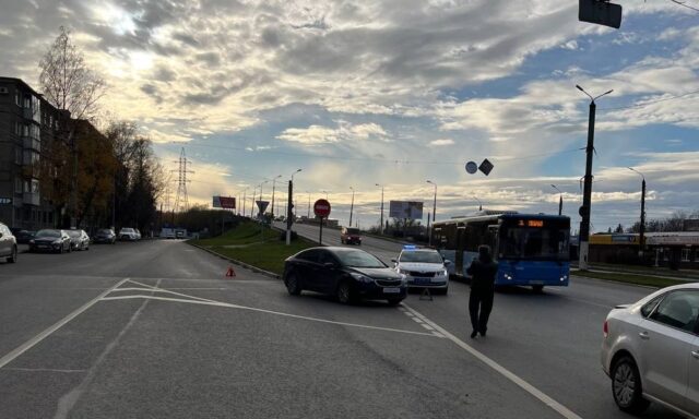 В Твери в столкновении двух иномарок пострадала женщина В Твери в столкновении двух иномарок пострадала женщина
