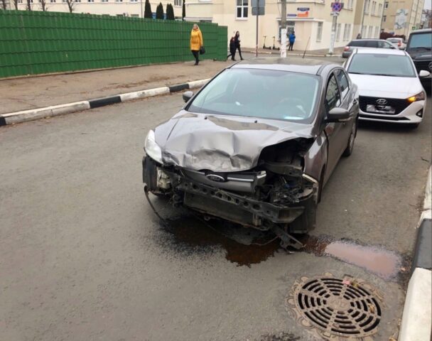 В центре Твери столкнулись две иномарки