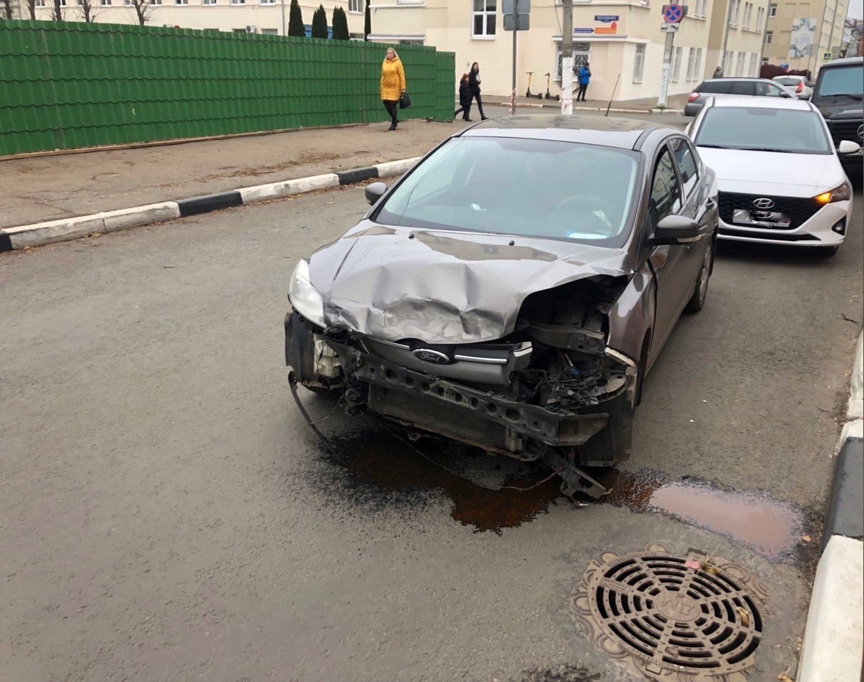 В центре Твери столкнулись две иномарки