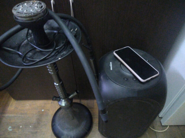 После застолья жительница Кимр не нашла дома телефон и акустическую колонку В тверском кафе мужчина похитил оставленный без присмотра телефон