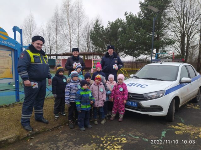 Ржевские "Зебрята" поздравили автоинспекторов с профессиональным праздником