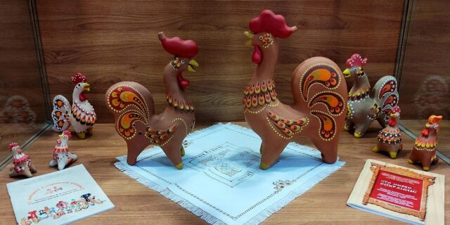 В тверской Горьковке начала работу выставка глиняных игрушек-свистулек