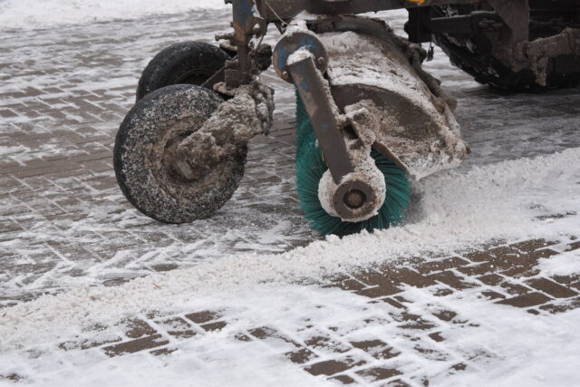 В Твери продолжают убирать снег с улиц В Твери продолжают убирать снег с улиц