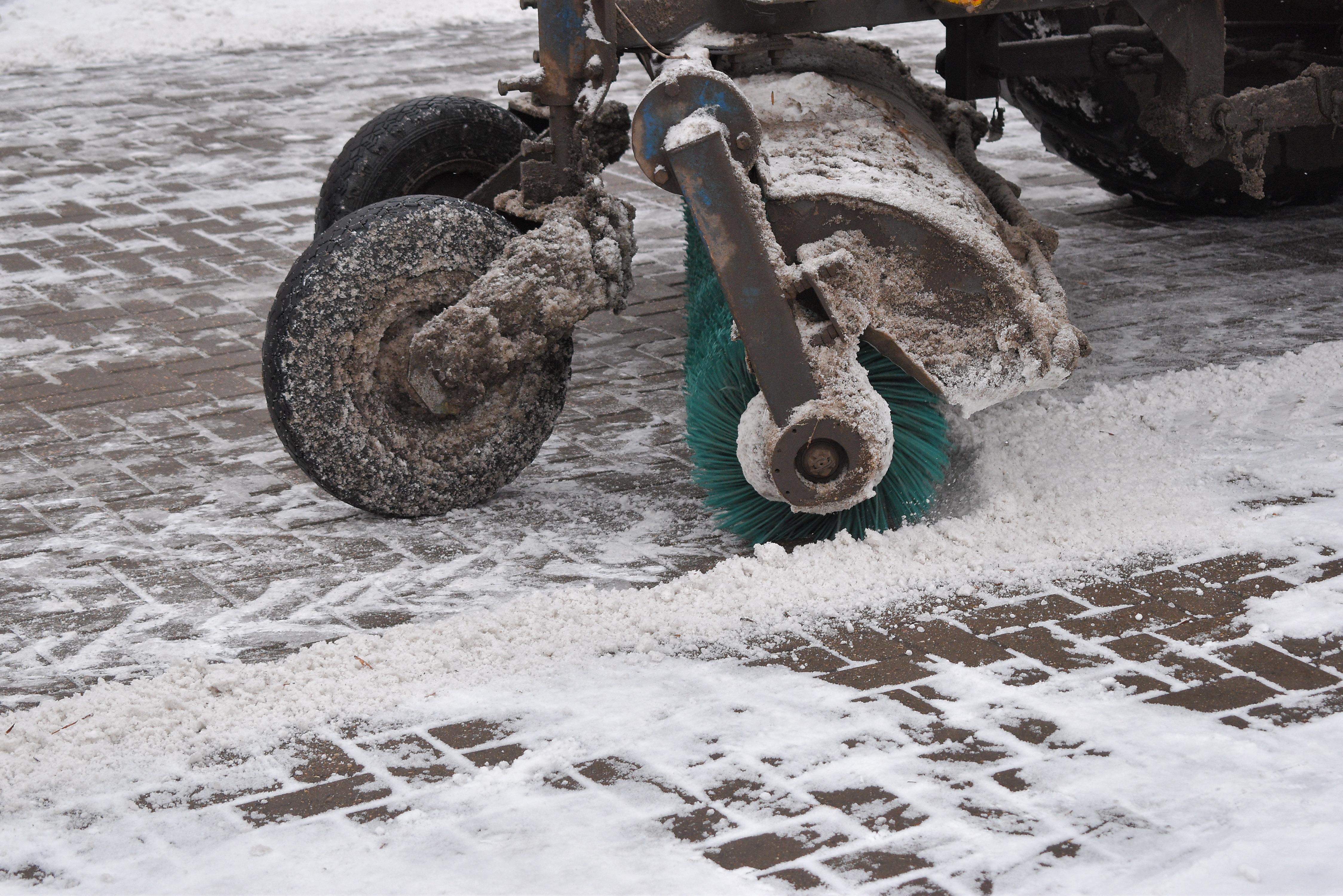 В Твери продолжают убирать снег с улиц