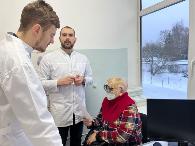 В Тверской области пенсионеры с небольшим достатком получаю очки по проекту «Доступное зрение»