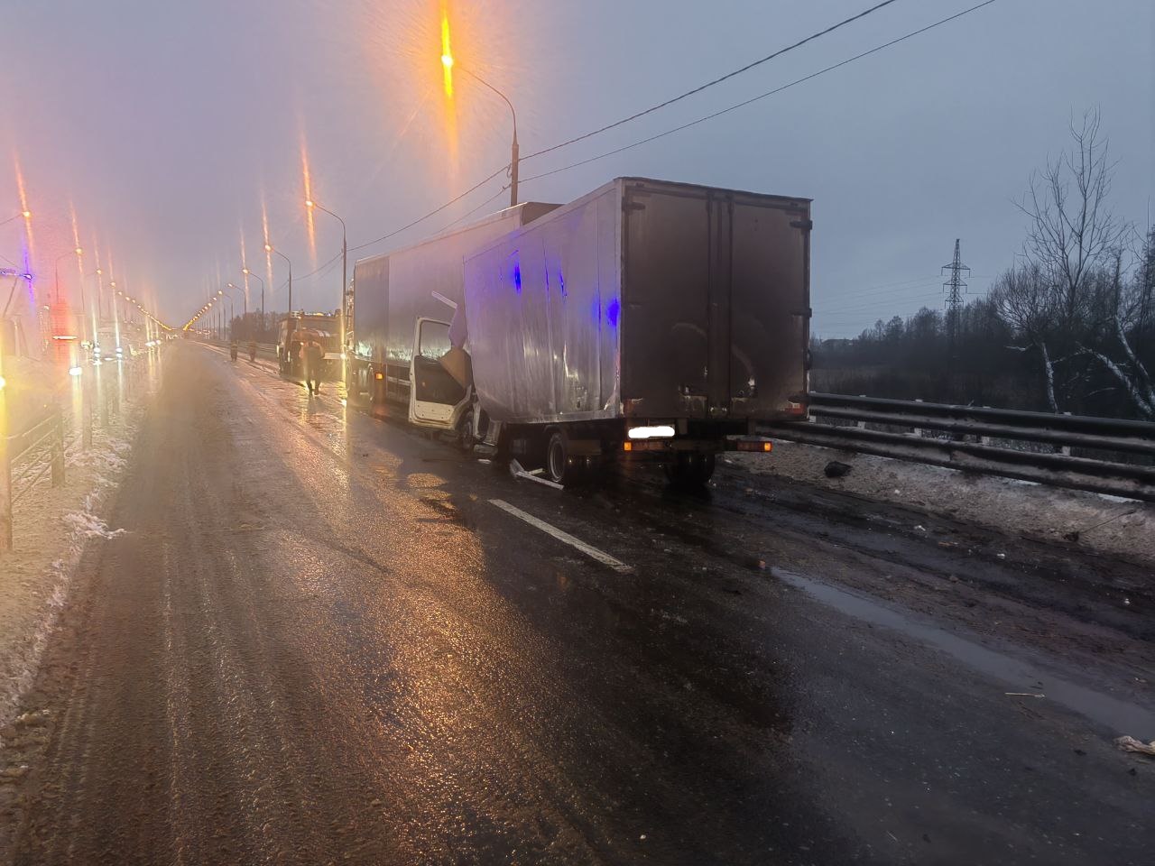 На трассе М-10 в Тверской области Газель протаранила фуру
