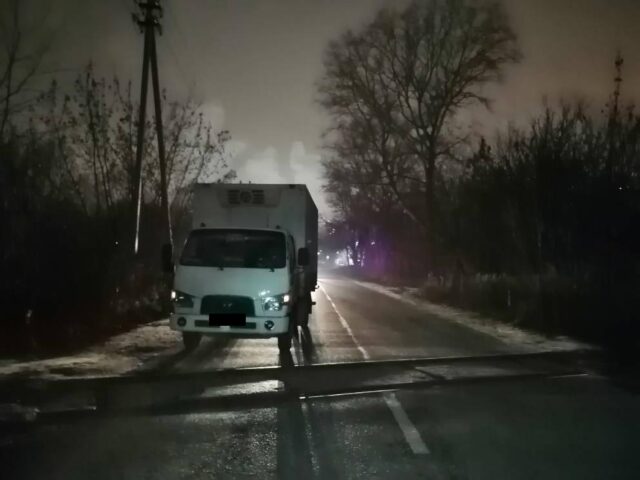 В Твери лежащего на дороге пешехода переехал грузовик