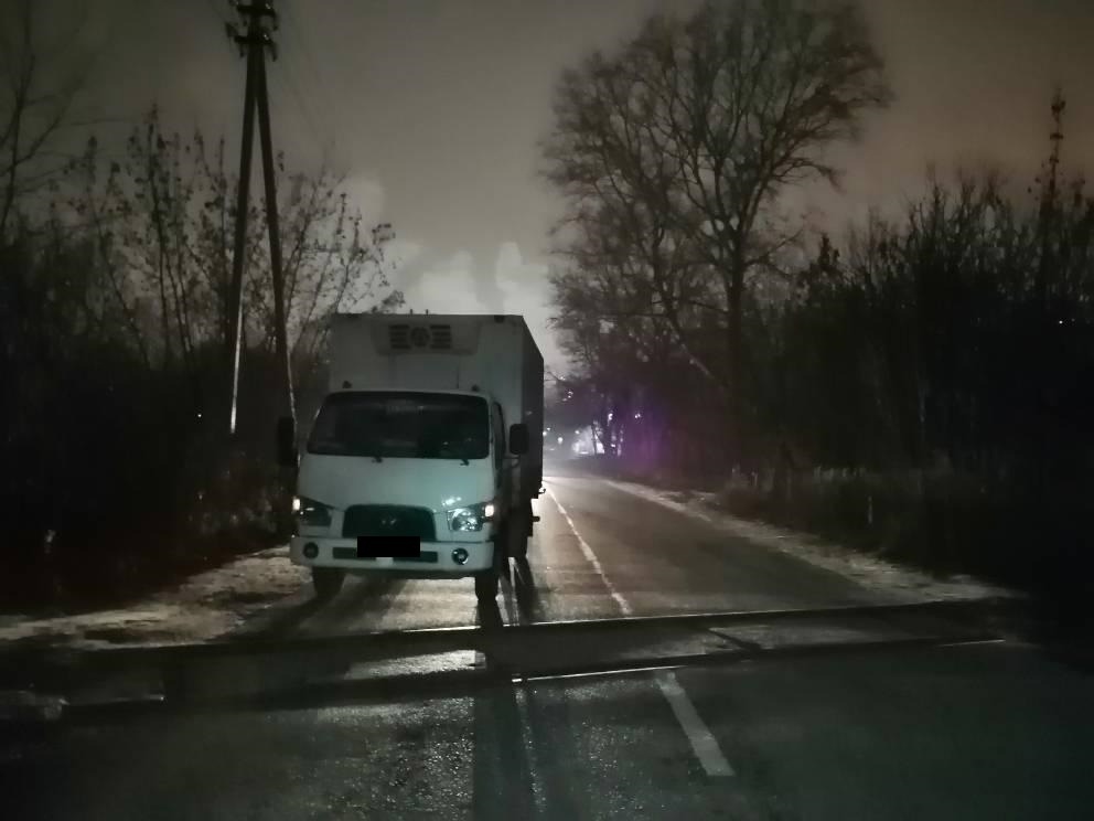 В Твери лежащего на дороге пешехода переехал грузовик