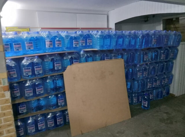 В Твери полицейские изъяли больше 5 тысяч бутылок с сомнительной стеклоомывающей жидкостью