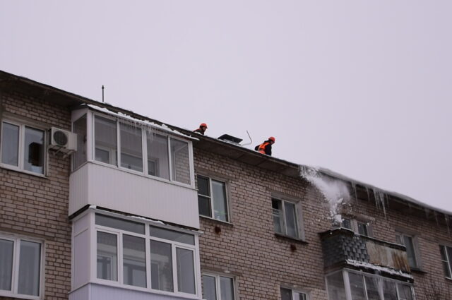 В Твери проверяют, как УК чистят крыши от снега и наледи