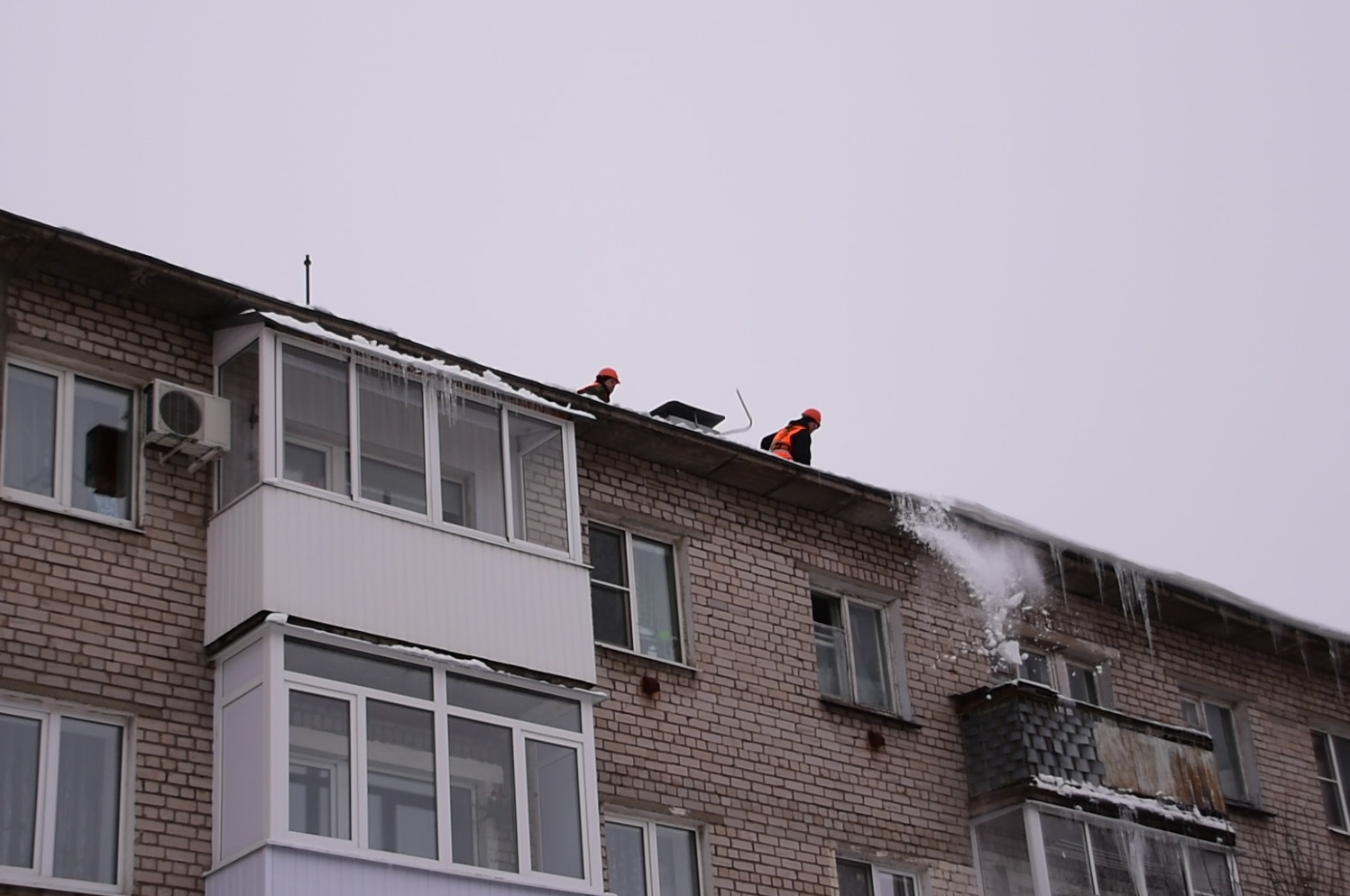 В Твери проверяют, как УК чистят крыши от снега и наледи