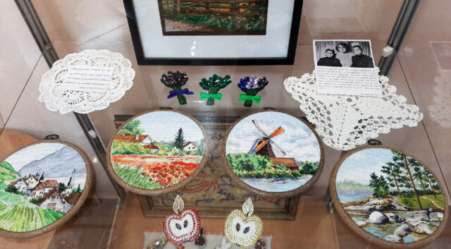 В тверской библиотеке Герцена открылись выставки живописи и вышитых картин